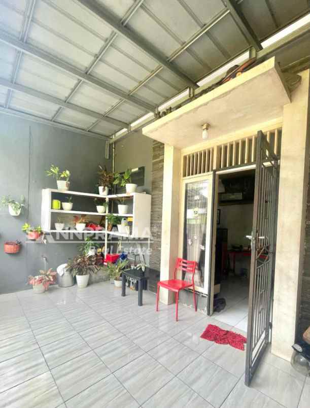 dijual rumah serua