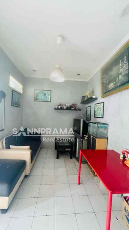 dijual rumah serua