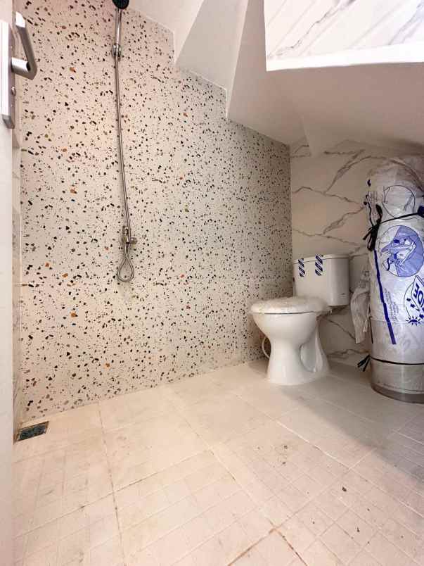 dijual rumah setu cipayung