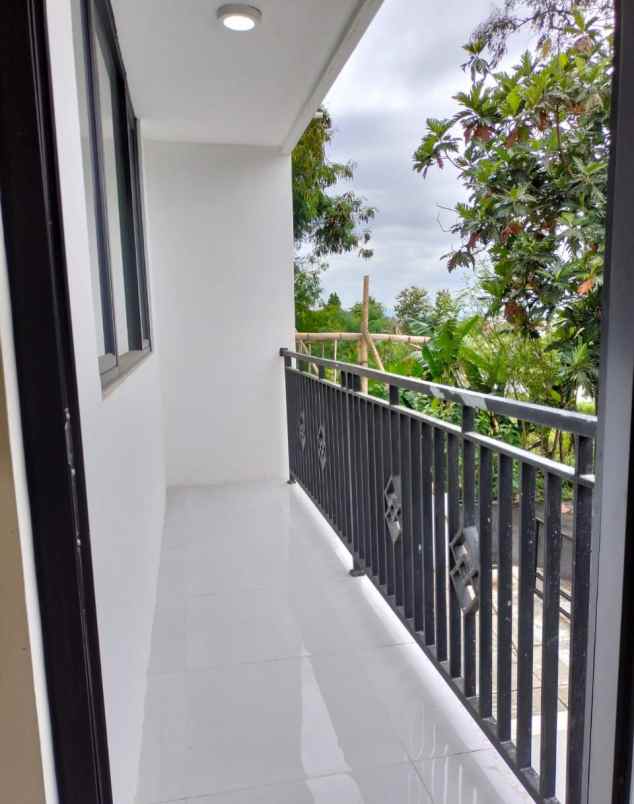 dijual rumah stadion