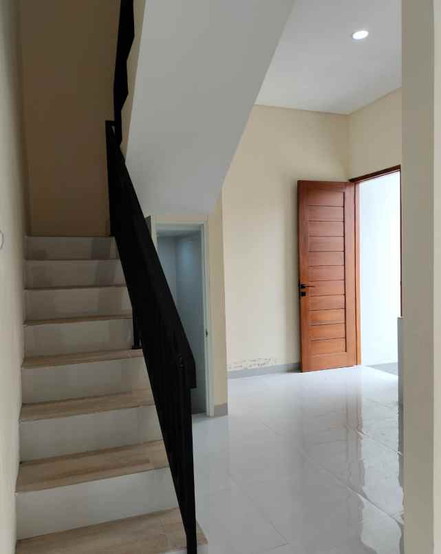 dijual rumah stadion