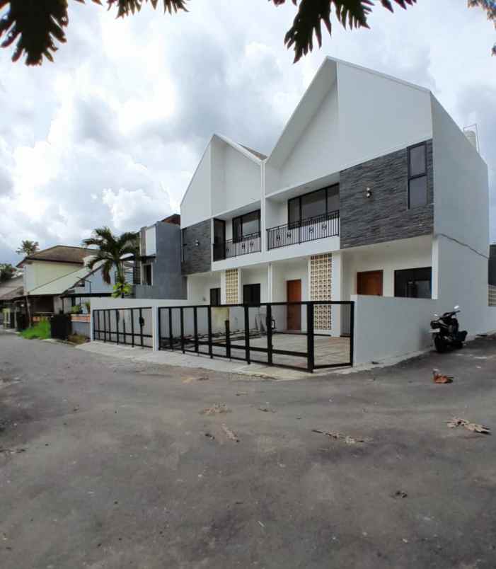 dijual rumah stadion