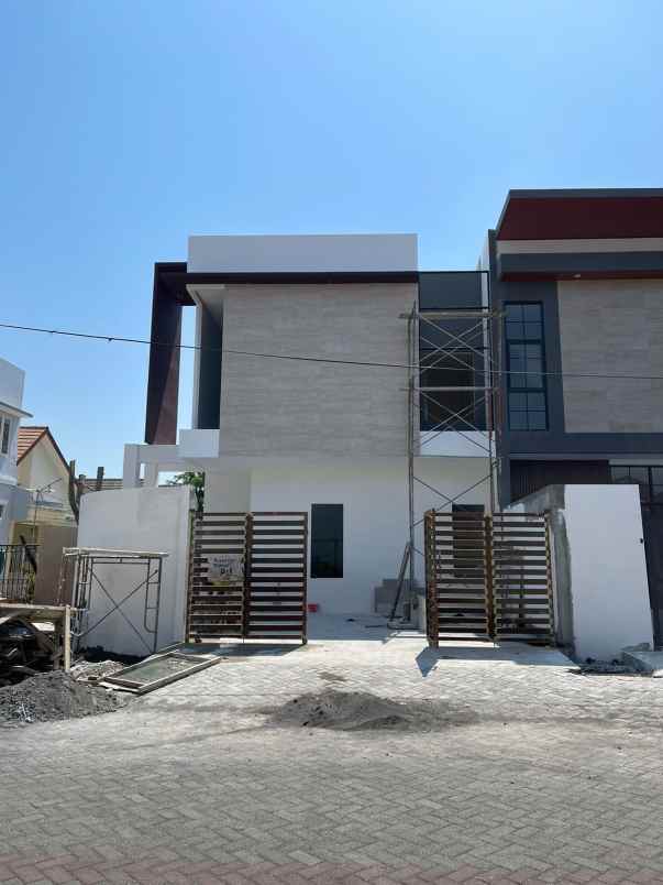 dijual rumah sutorejo