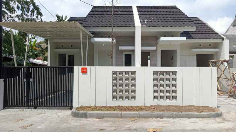 dijual rumah taman martani