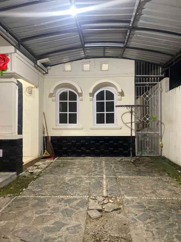 dijual rumah tengah kota kompleks villa racing center