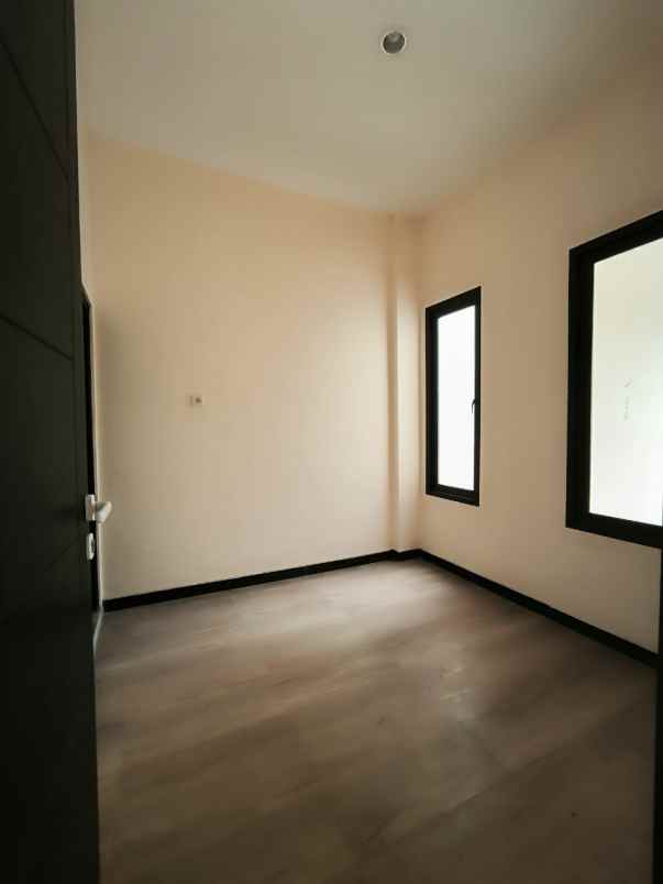 dijual rumah wisma tirta agung