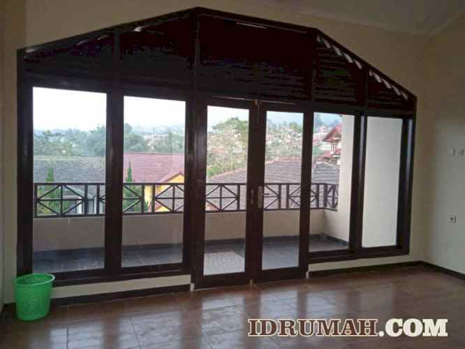 dijual villa bukit lembah lestari