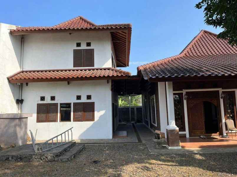 dijual villa jl raya senggigi senteluk