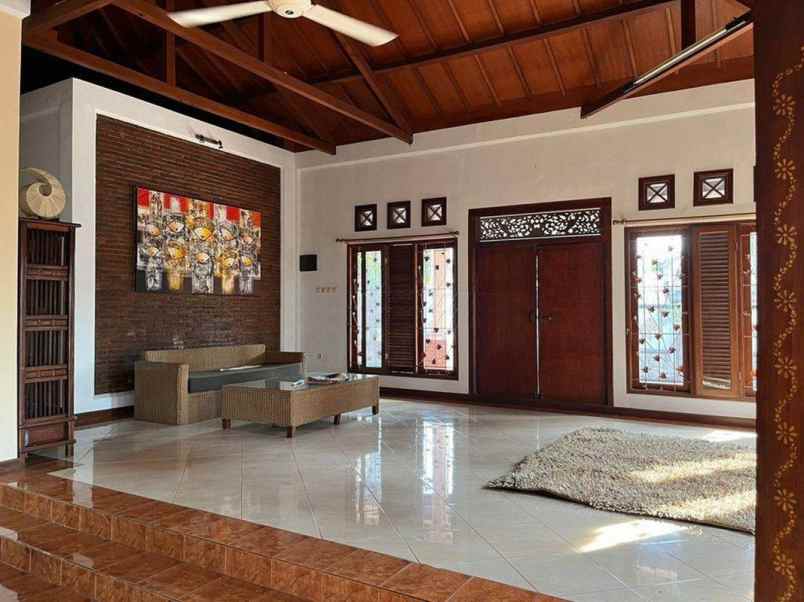 dijual villa jl raya senggigi senteluk