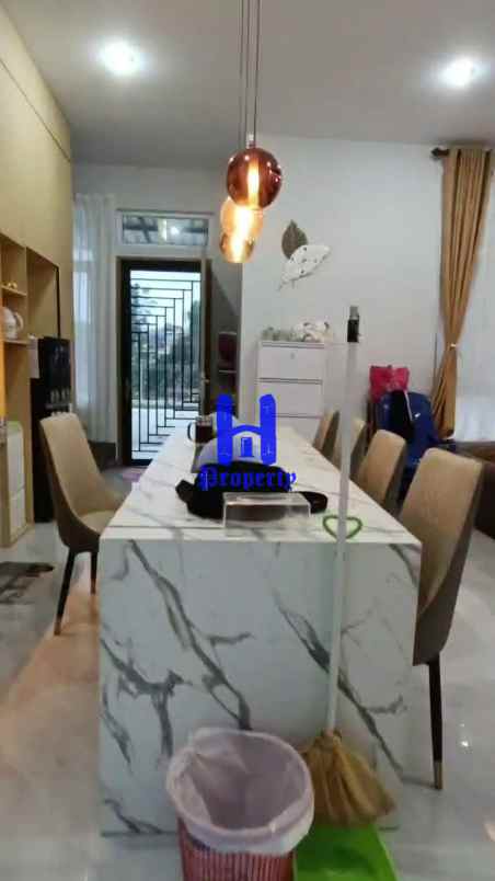 dijual villa komplek eiffel of