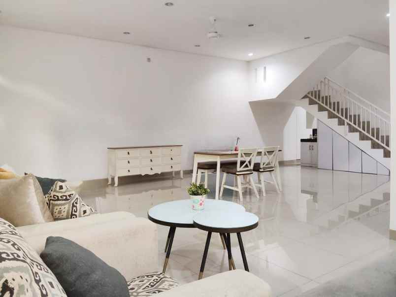 disewakan rumah crystal vista residence jl