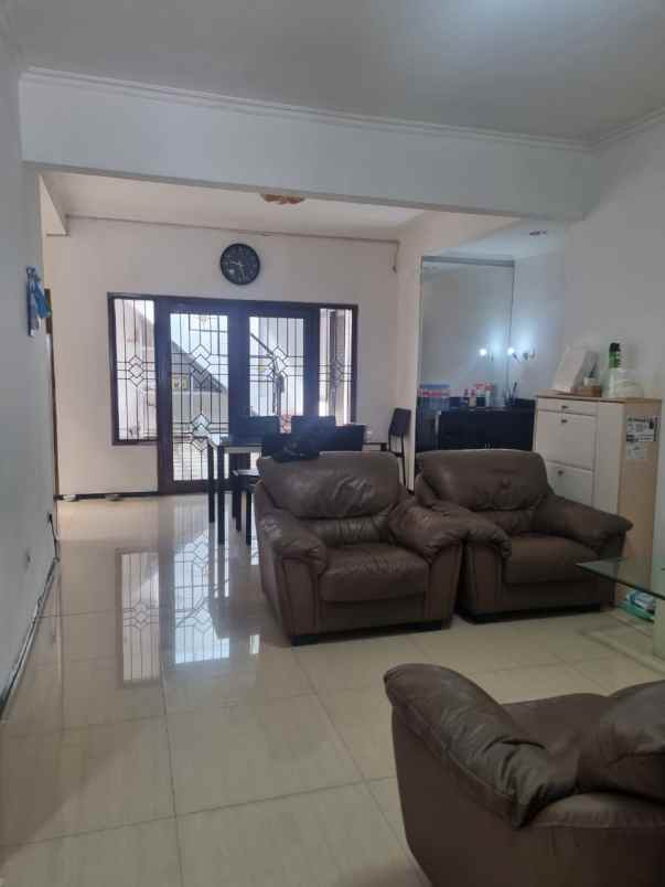 disewakan rumah darmo permai utara