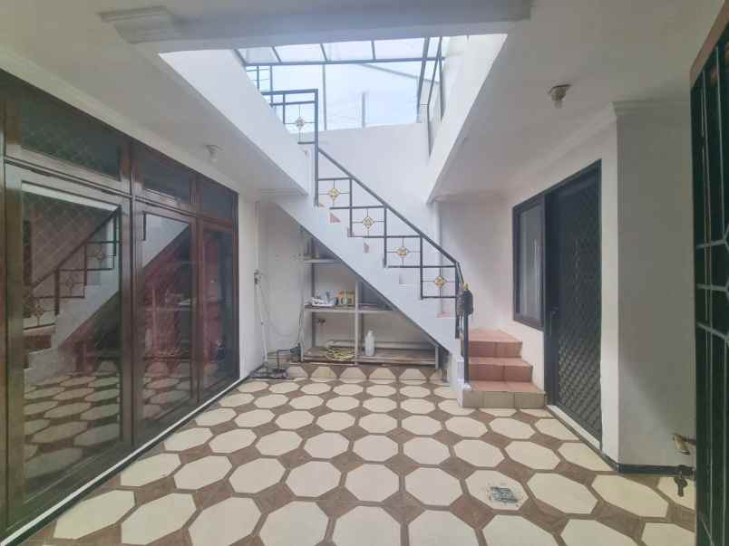 disewakan rumah darmo permai utara