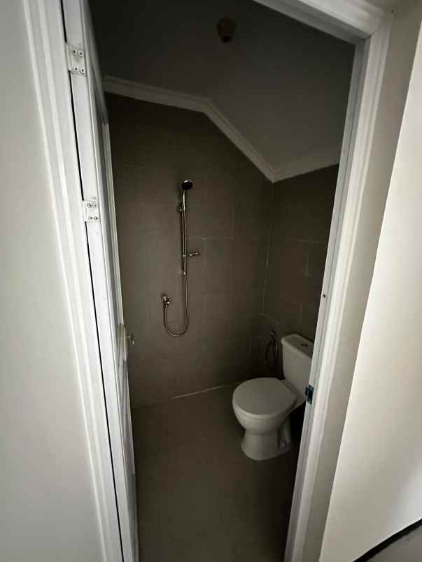 disewakan rumah wisma indah