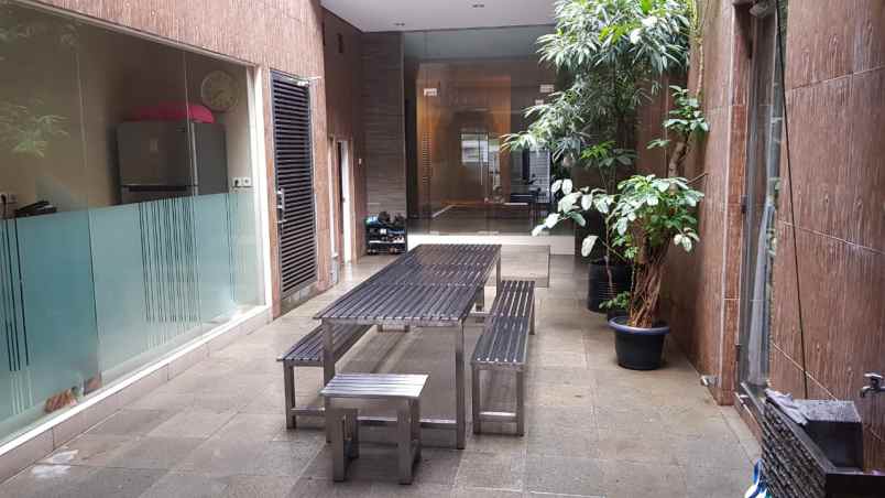 jual dua bangunan rumah masing masing empat lantai