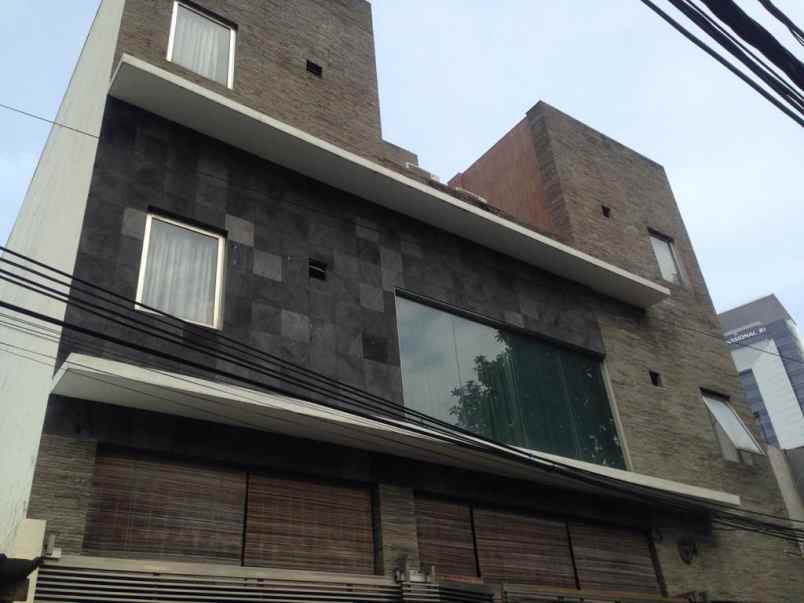 jual dua bangunan rumah masing masing empat lantai