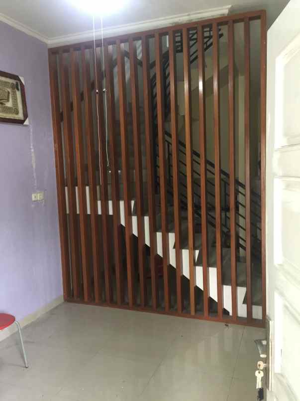 jual rumah bagus 2 lantai di pondok pucung