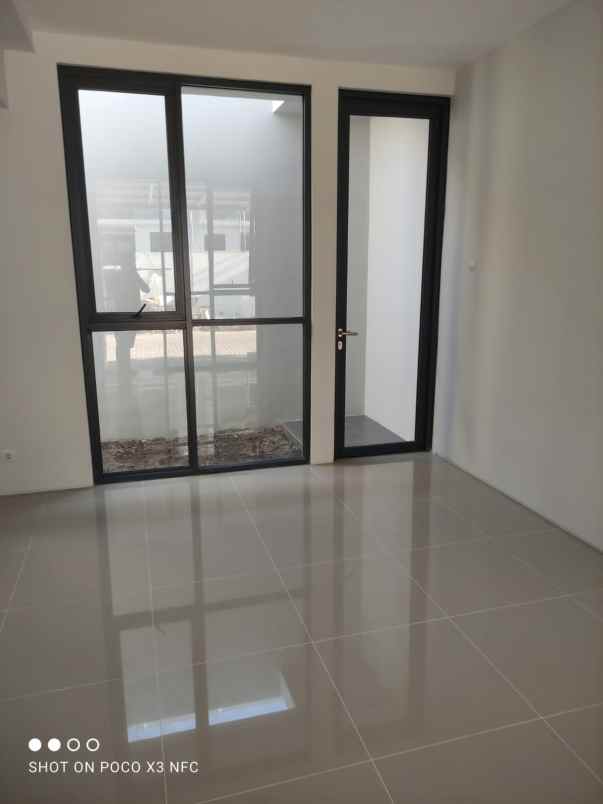 royal residence wiyung 3 lantai minim 2 thn