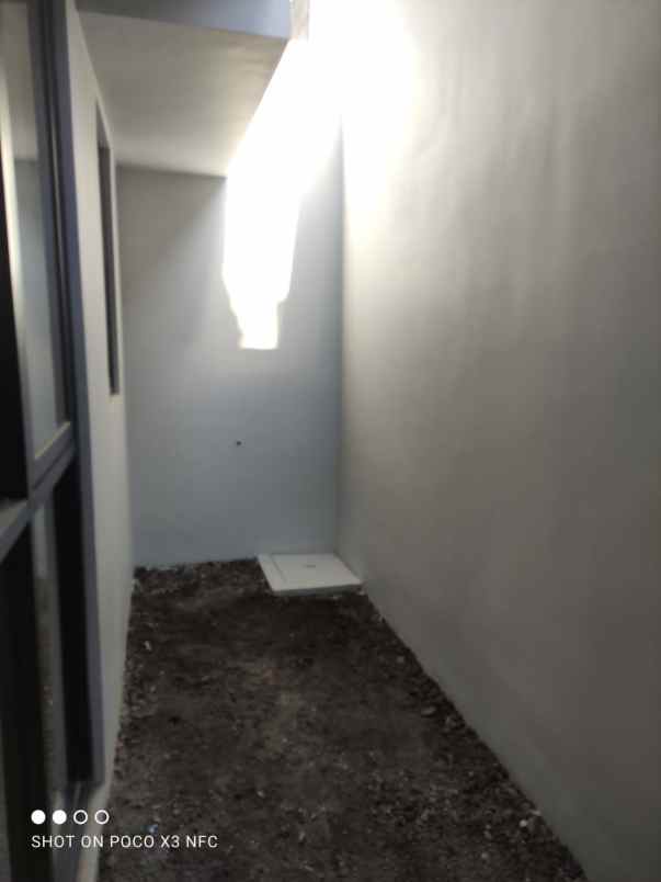 royal residence wiyung 3 lantai minim 2 thn