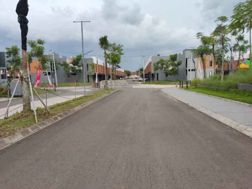 rumah 2 lantai lokasi strategis