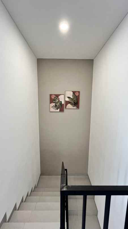 rumah 2 lantai modern klasik 10 menit tol bekasi barat