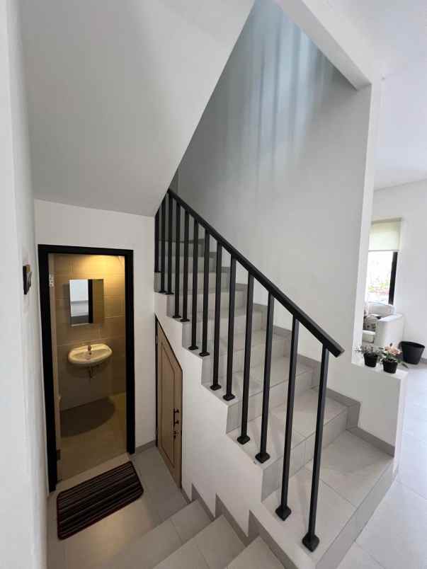 rumah 2 lantai modern klasik 10 menit tol bekasi barat