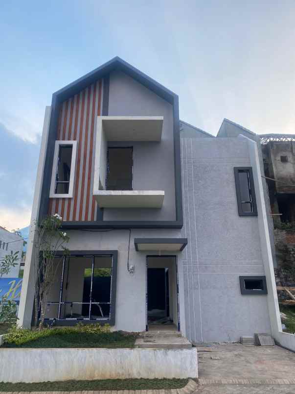 rumah 2 lantai modern siap huni dekat bns