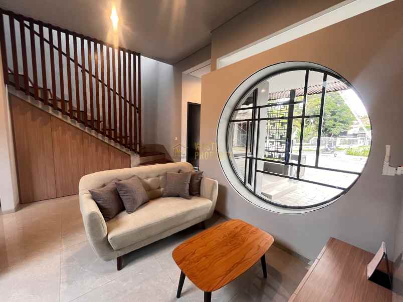 rumah 2 lantai siap huni desain elegan dekat rsa ugm