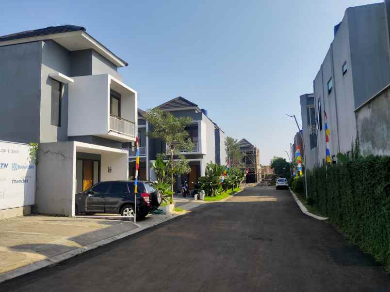 rumah 3 lantai dan siap huni