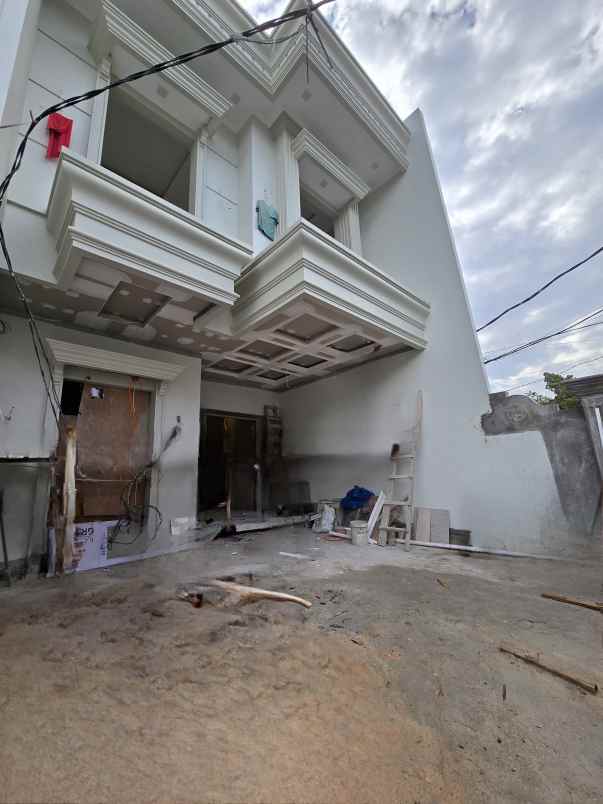 rumah baru desain classic akses lebar di cempaka putih