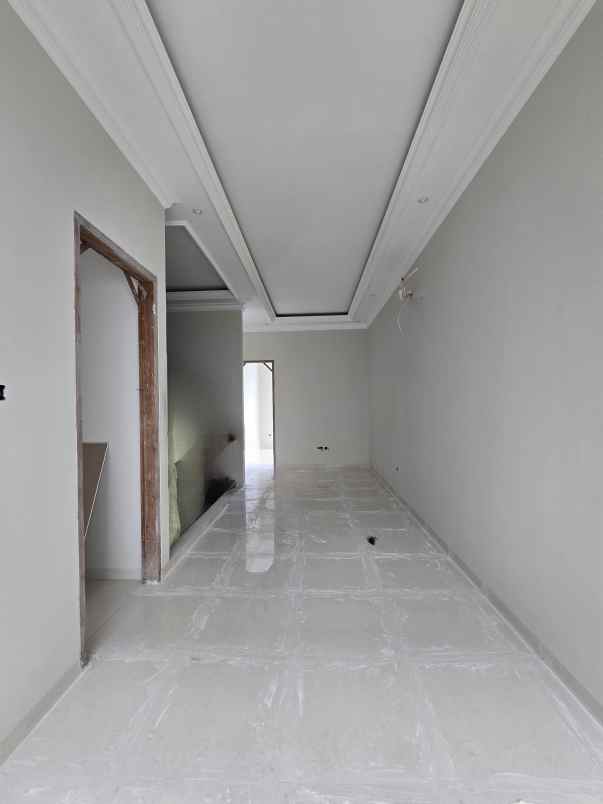 rumah baru desain classic akses lebar di cempaka putih