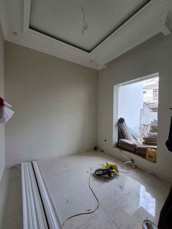 rumah baru desain classic akses lebar di cempaka putih