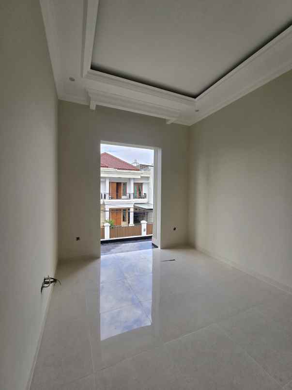 rumah baru desain classic akses lebar di cempaka putih