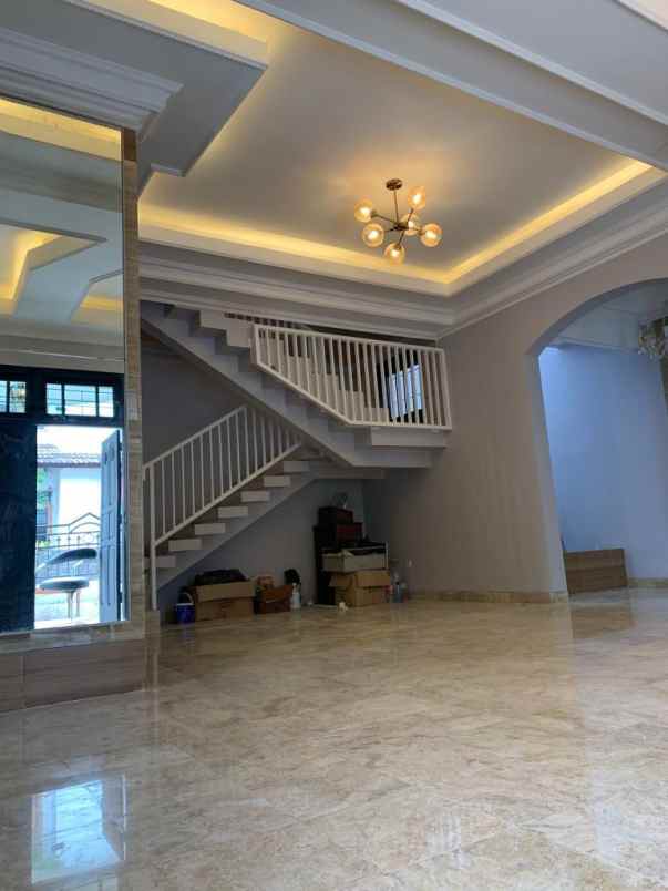 rumah baru desain classic dalam komplek asri di cinere