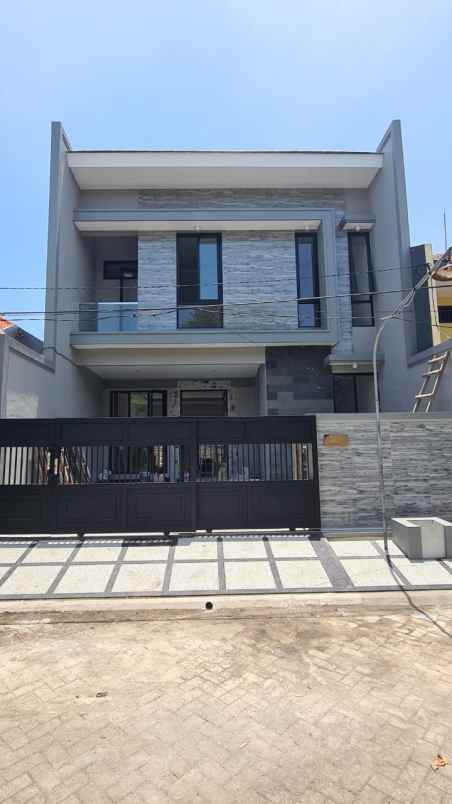 rumah baru minimalis mulyosari depan taman siap kpr