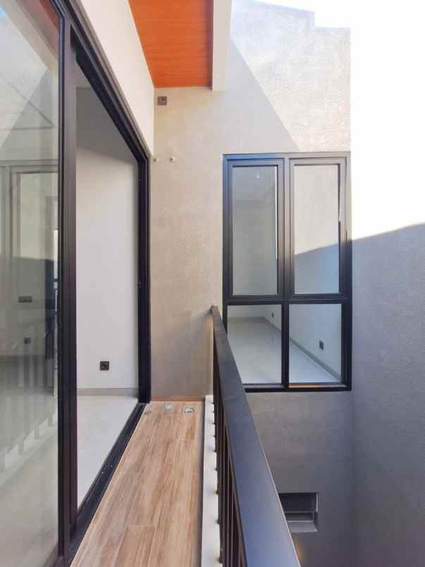 rumah baru modern di manyar tirtoyoso surabaya