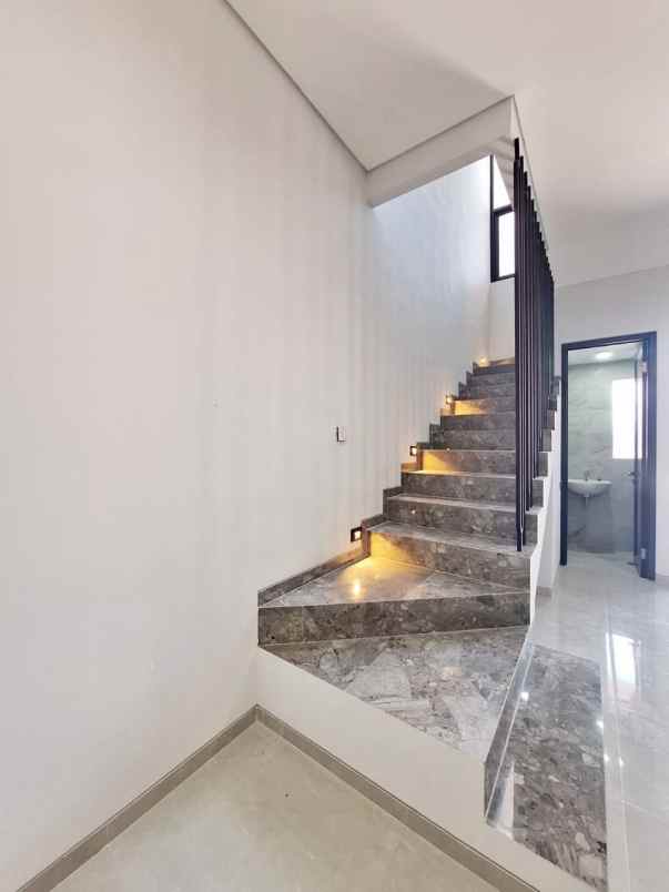 rumah baru modern di manyar tirtoyoso surabaya