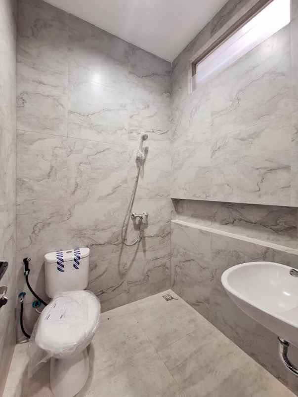 rumah baru modern di manyar tirtoyoso surabaya