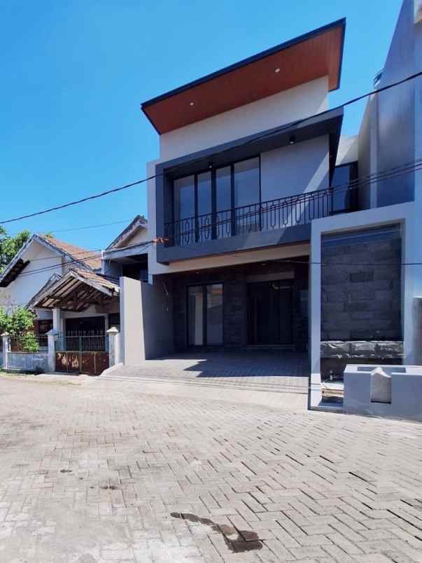 rumah baru modern di manyar tirtoyoso surabaya