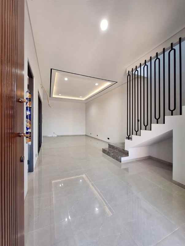 rumah baru modern di manyar tirtoyoso surabaya