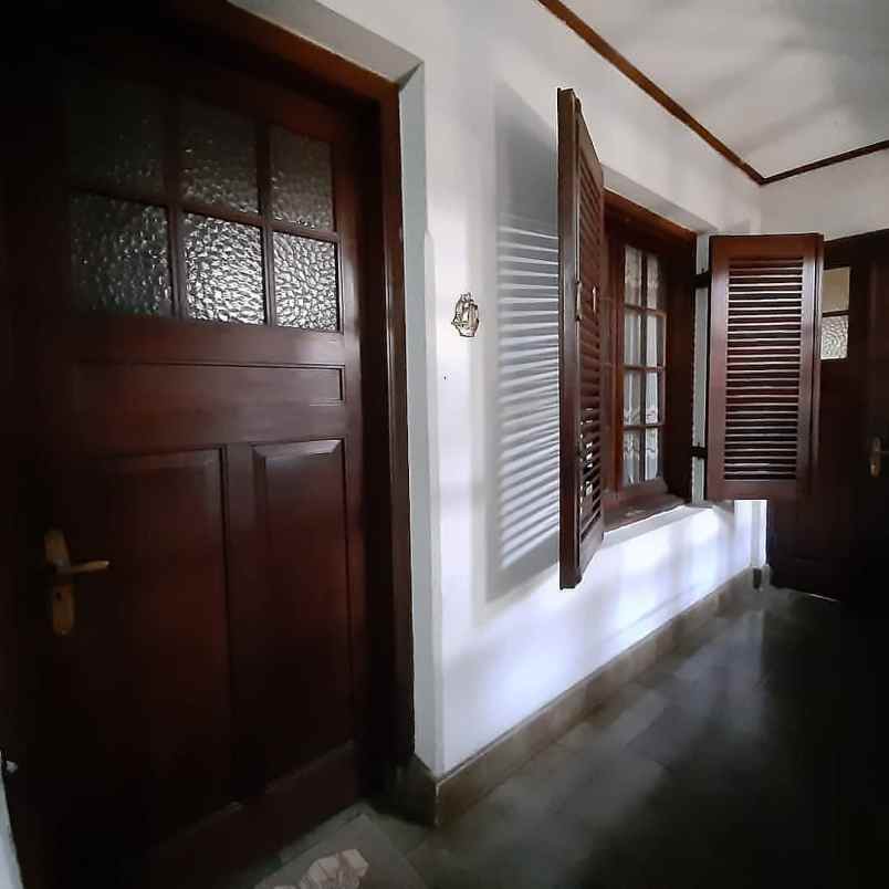 rumah belanda non heritage di pusat kota