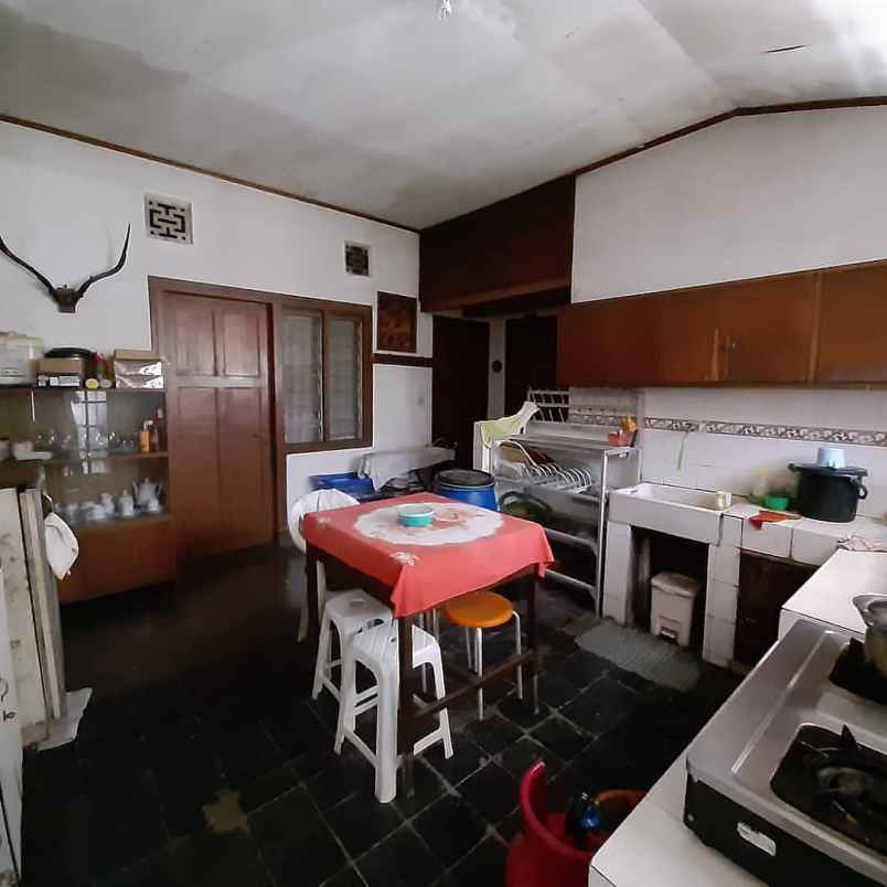 rumah belanda non heritage di pusat kota