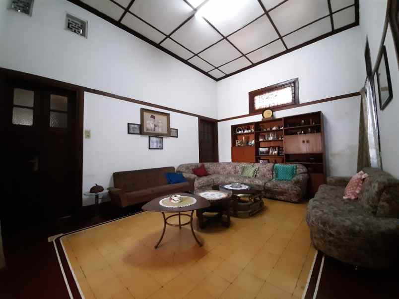 rumah belanda non heritage di pusat kota