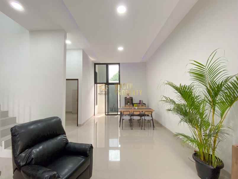 rumah cantik 2 lantai siap huni di condongcatur