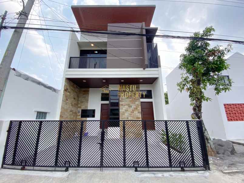 rumah cantik 2 lantai siap huni di condongcatur