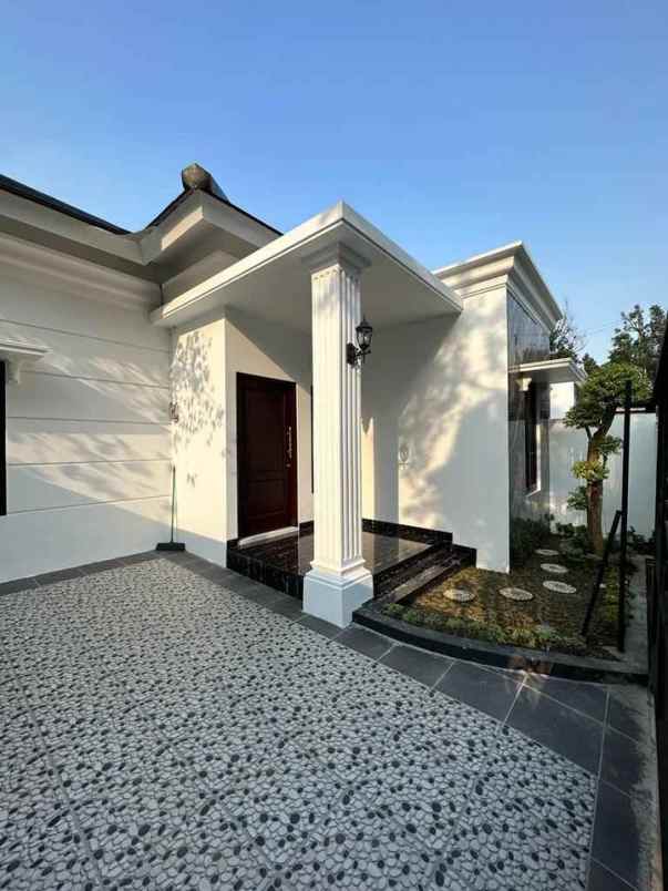 rumah cantik klasik modern dekat pasar cebongan