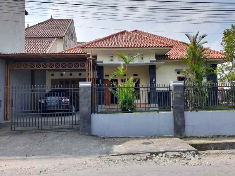 rumah cantik mewah elegan strategis di sleman