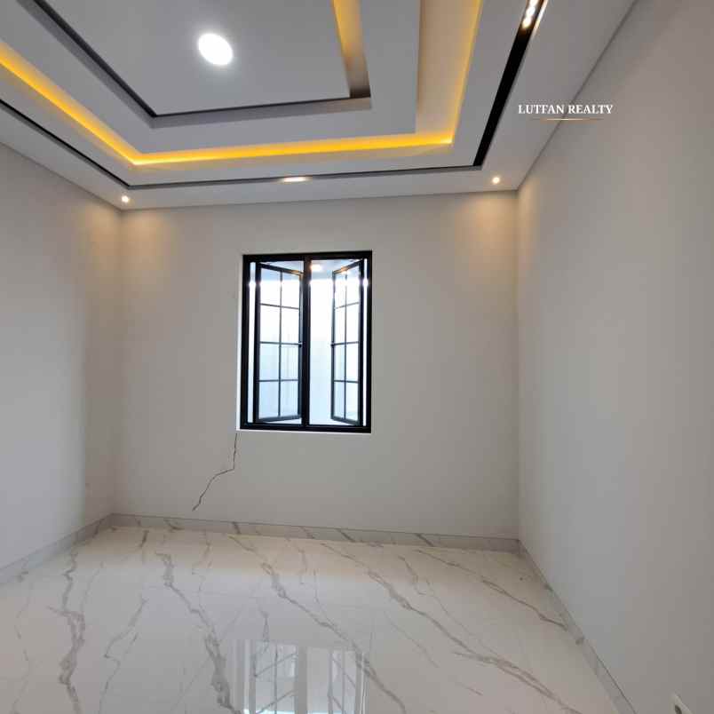 rumah cilandak 3 lantai dekat transmart