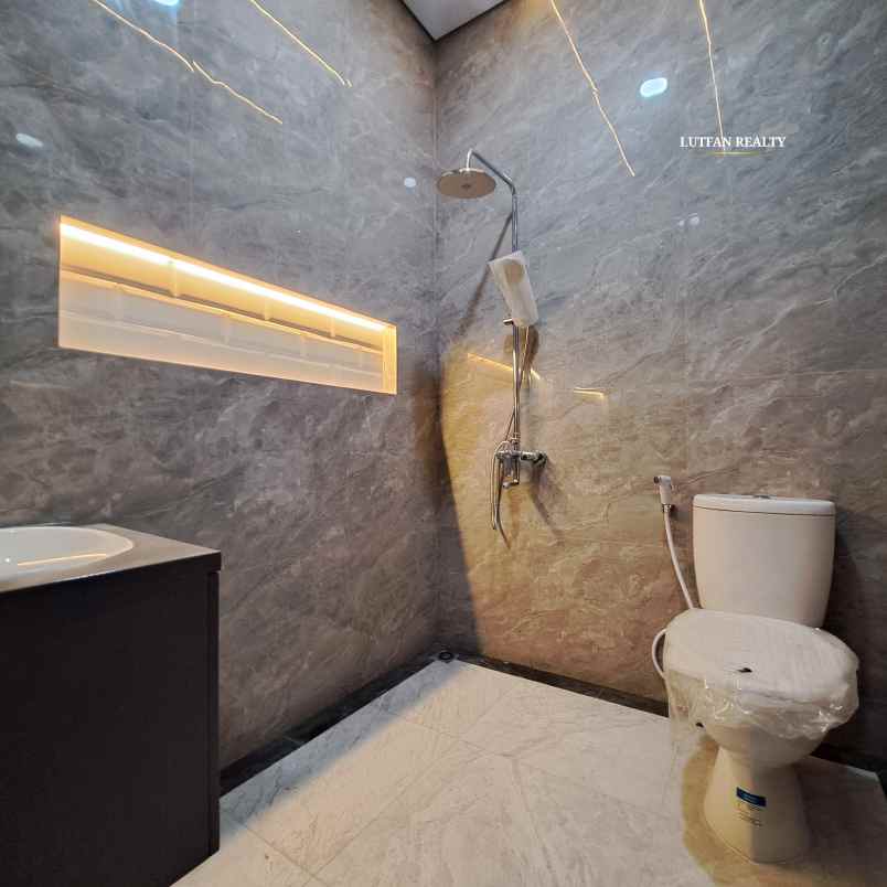 rumah cilandak 3 lantai dekat transmart