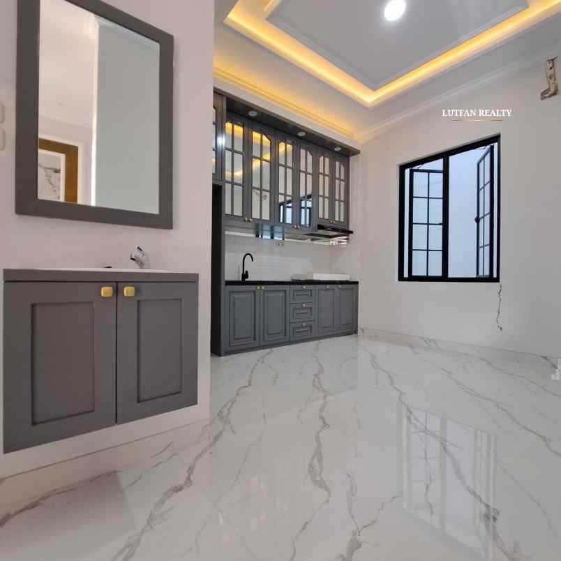 rumah cilandak 3 lantai dekat transmart